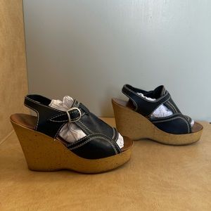 1970s blue platform sandals with white stitching. Size 5